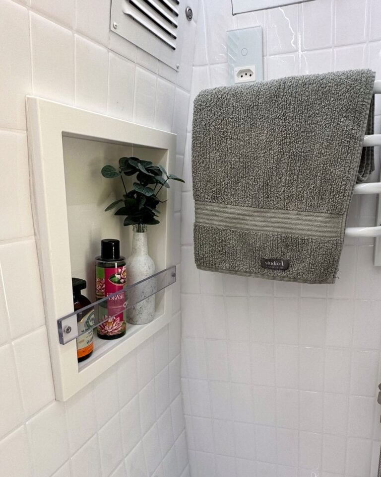 Banheiro da Sprinter 416 Extra Longa com secador de toalhas elétrico e nichos para shampoo, em design moderno e funcional.