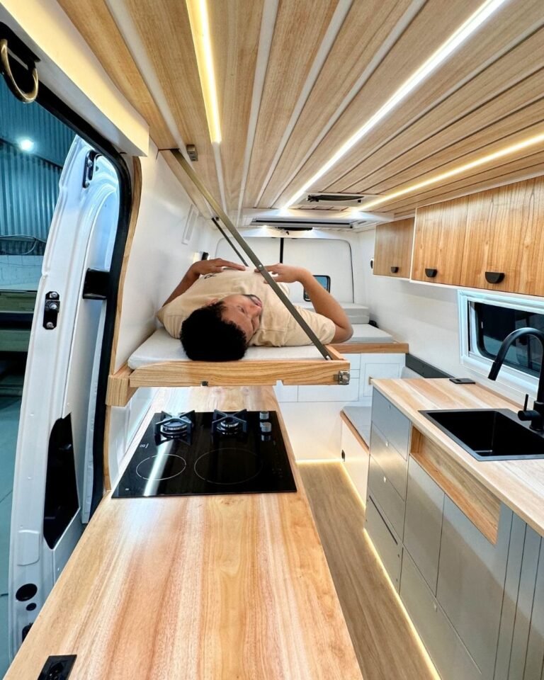 Cama retrátil da Sprinter Trio com mecanismo de abertura suave e acabamentos premium, em design moderno e funcional, ideal para viagens em família
