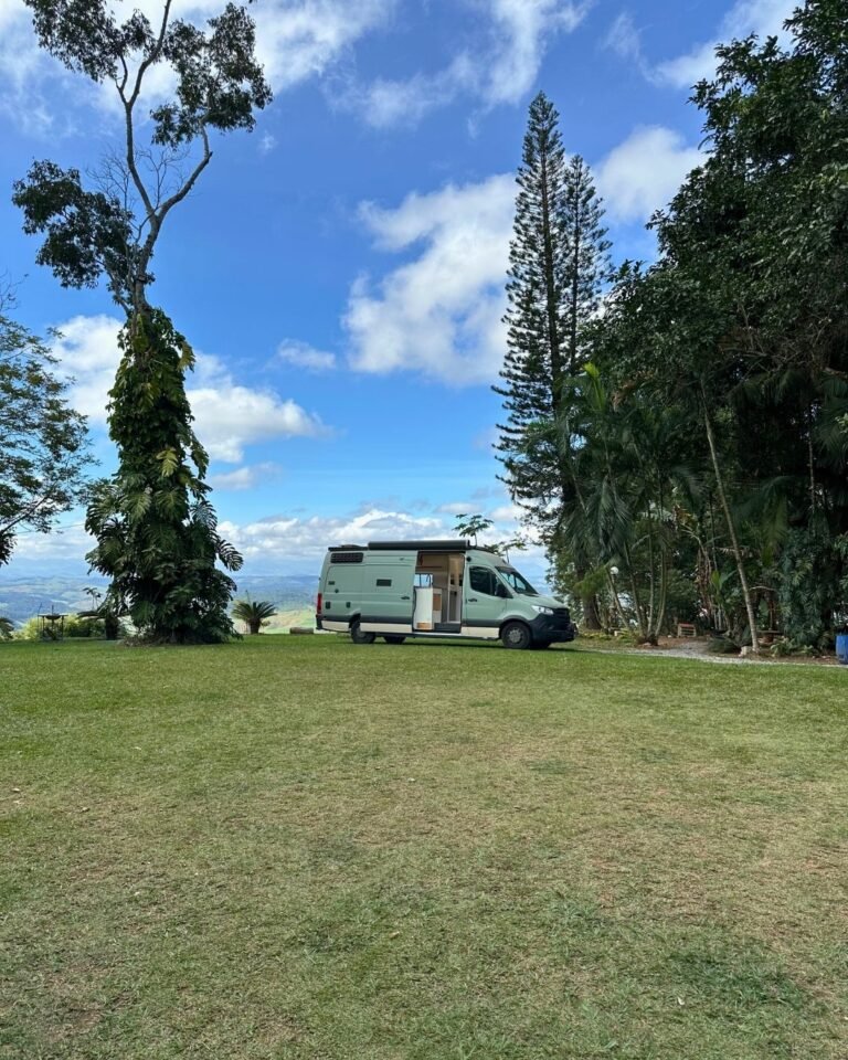 Motorhome Sprinter UP! Smart estacionado em local remoto com paisgaem de montanhas, demonstrando sua elétrica eficiente e autossuficiente