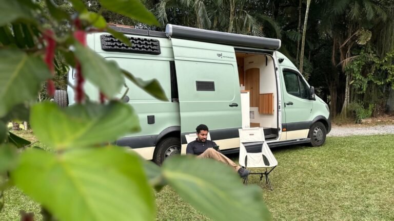Motorhome Sprinter UP! Smart estacionado em camping, demonstrando praticidade e conforto para famílias e casais