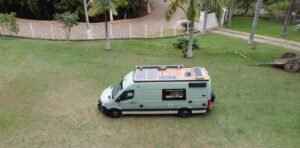 Motorhome Sprinter UP! Smart estacionado em local remoto, demonstrando sua autonomia elétrica e autossuficiência